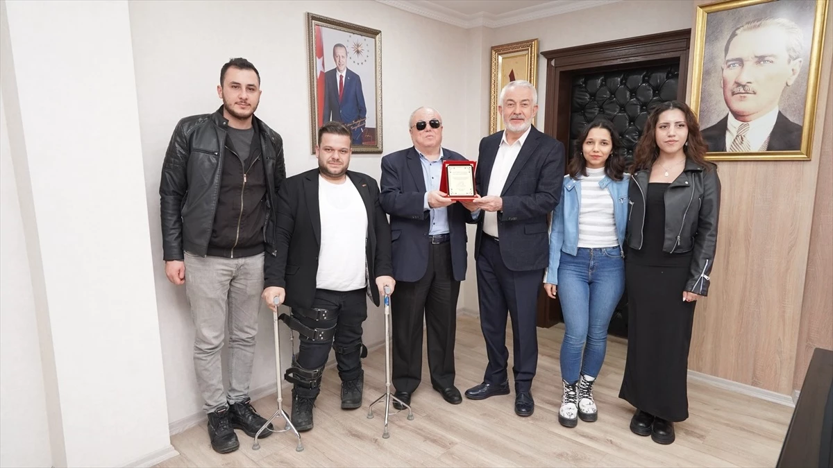 Altı Nokta Körler Derneği Isparta Şube Başkanı İsmail Er, Isparta Belediye Başkanı Şükrü Başdeğirmen\'i ziyaret etti