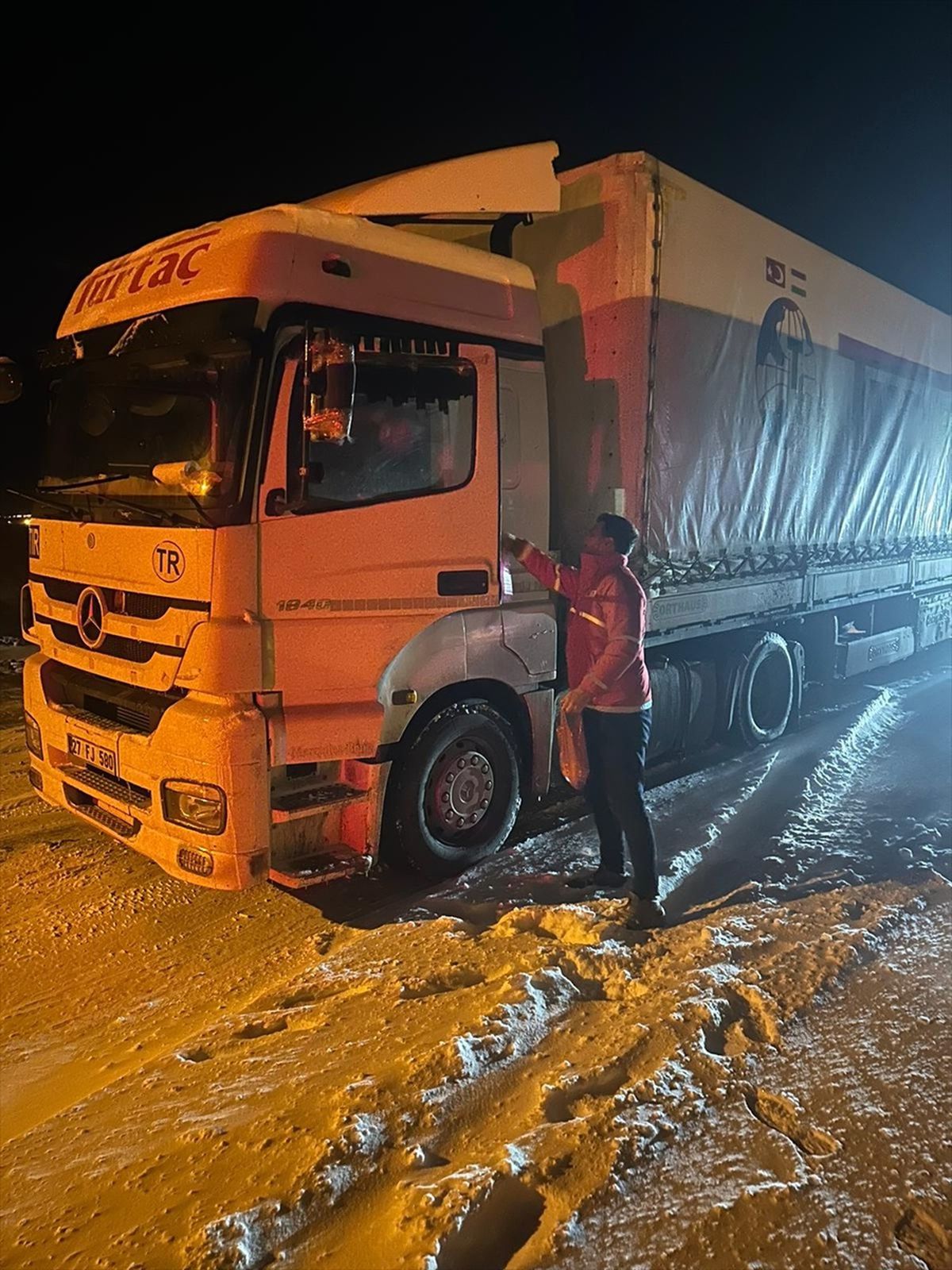 Ardahan\'da Kar Nedeniyle Yolda Kalanlara Kızılay Yardımı