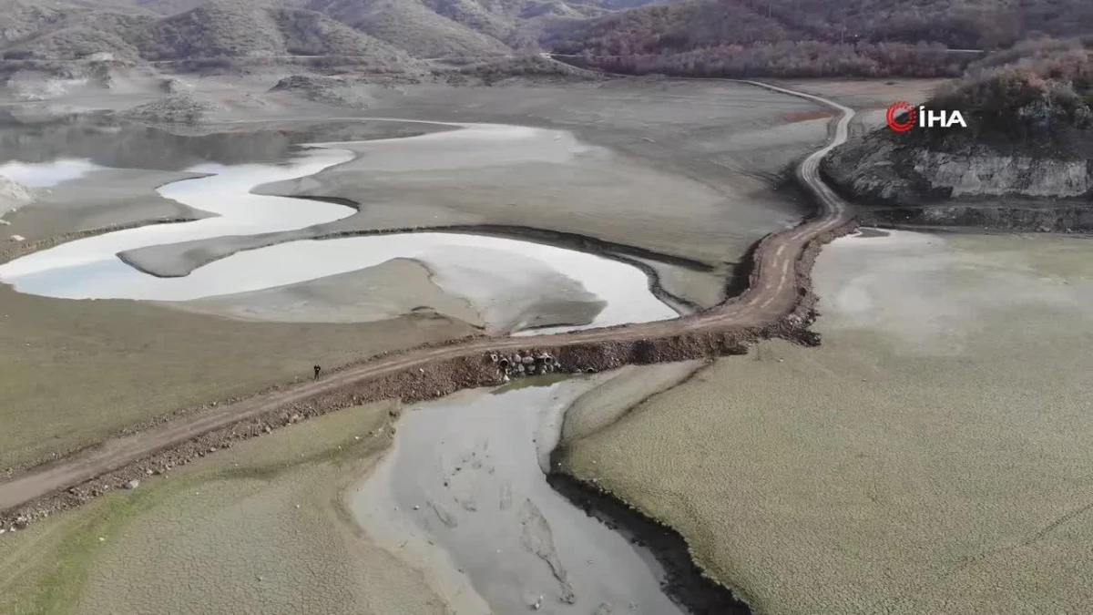 Barajda sular çekilince 18 köye ulaşımı kısaltan yol ortaya çıktı