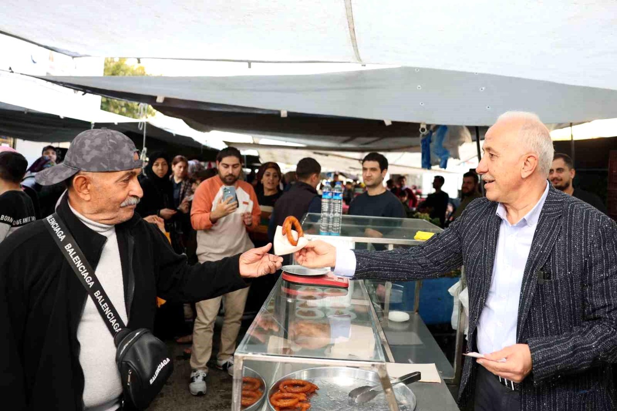 Akdeniz Belediye Başkanı Mustafa Gültak, Gündoğdu Mahallesi semt pazarını ziyaret etti