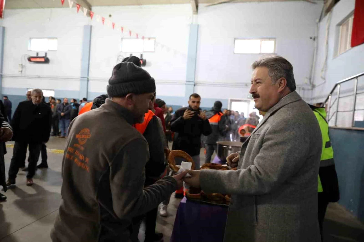 Melikgazi Belediye Başkanı İşçilere Çorba ve Simit İkram Etti
