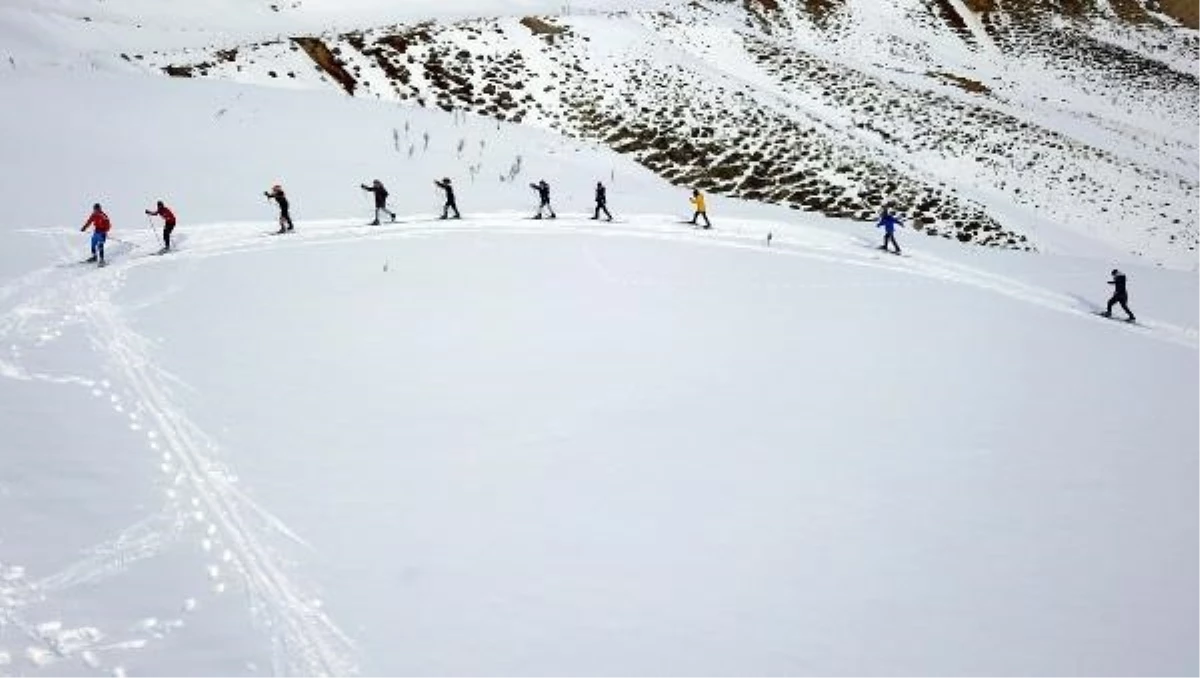 Bitlis\'te kayaklı koşu sporcuları Nemrut Dağı\'nda antrenman yapıyor