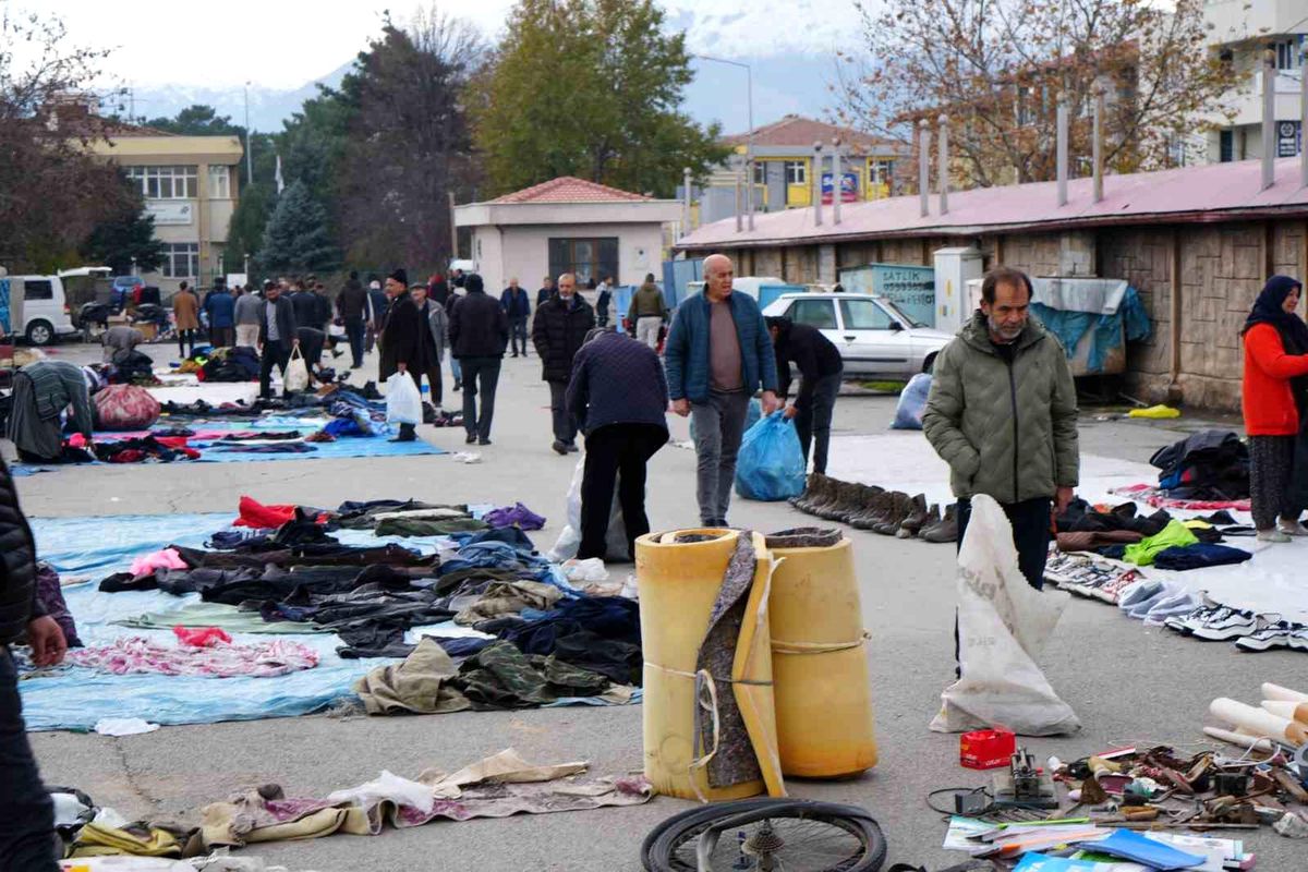 Erzincan\'da Her Hafta Kurulan Bitpazarında Uygun Fiyata İkinci El Eşyalar Bulunuyor