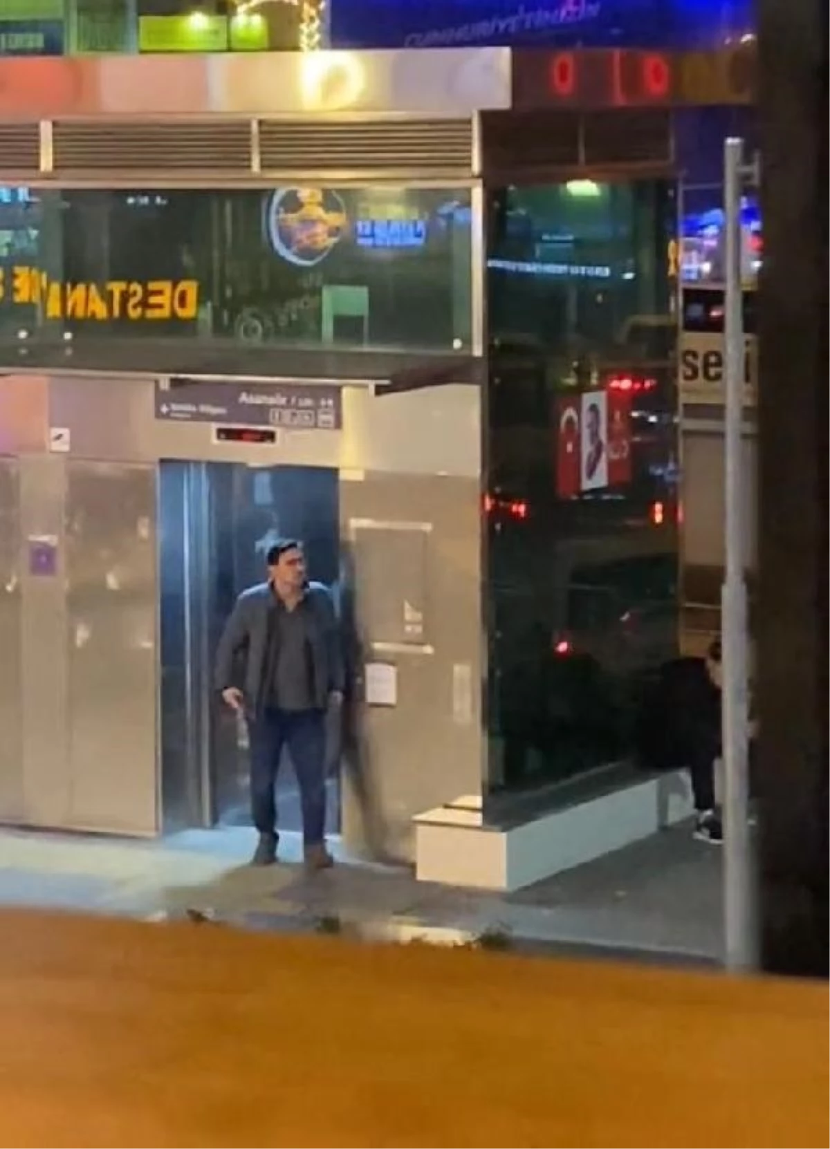 Çekmeköy\'de gençlerin asansör eğlencesi tepkiye neden oldu