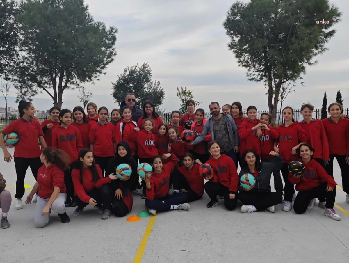 Çiğli Belediyesi Okullara Spor Malzemesi Desteği Sağladı
