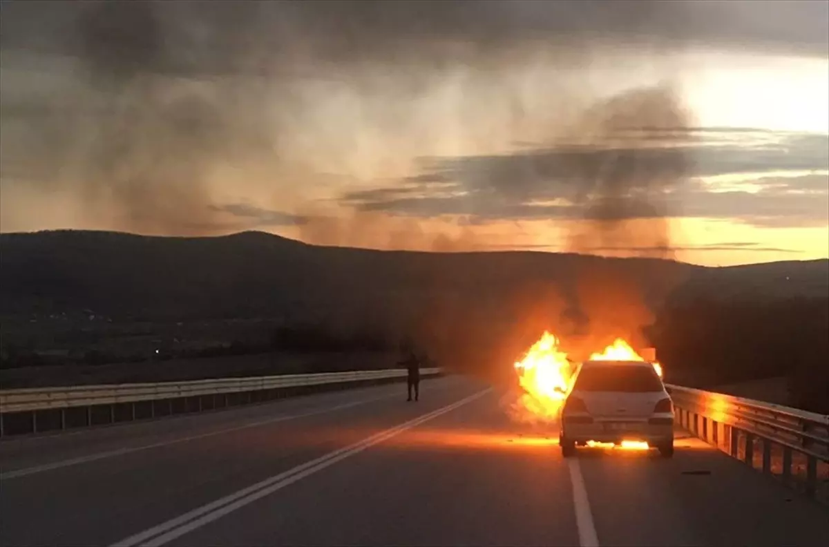 Çorum\'da seyir halindeyken yanmaya başlayan otomobil kullanılamaz hale geldi