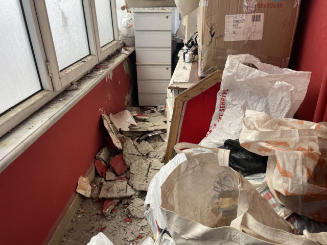 Deprem sırasında balkonunda çökme meydana gelen bina boşaltılıyor