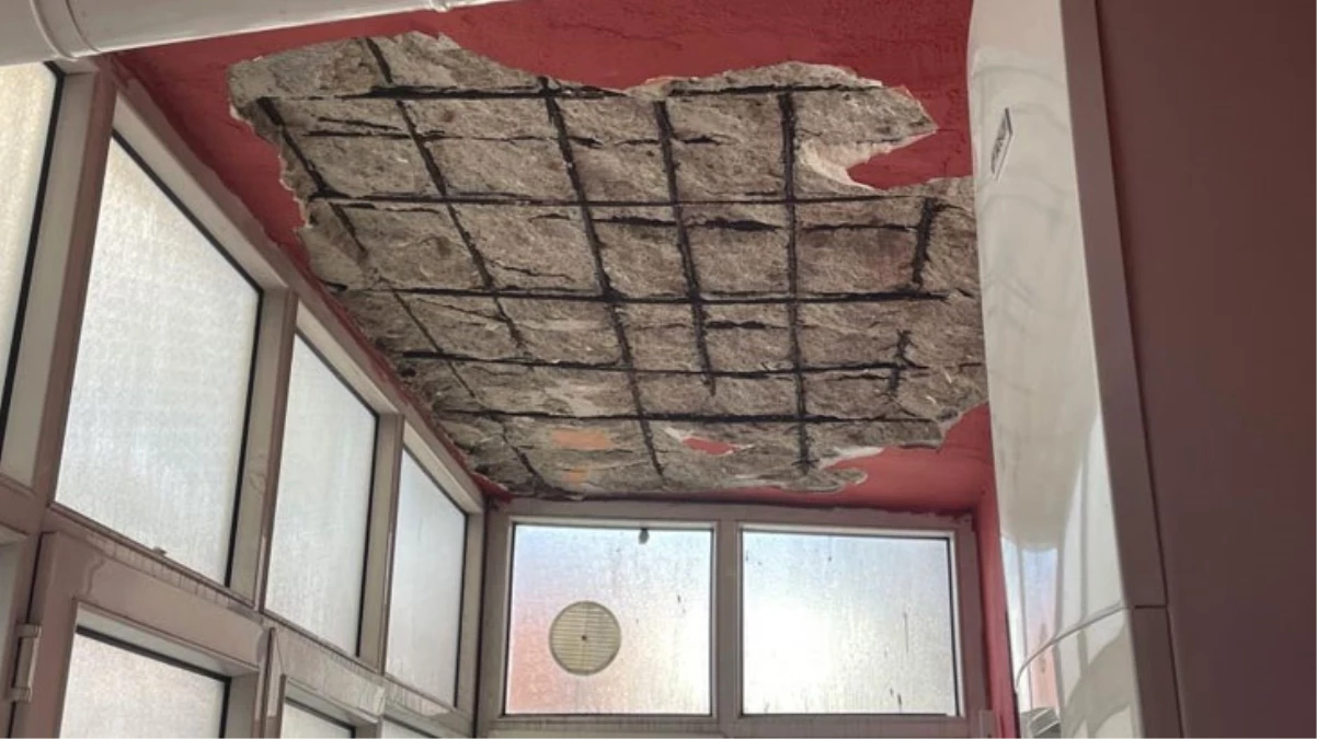 İstanbul\'da deprem sırasında balkonunda çökme meydana gelen bina boşaltılıyor
