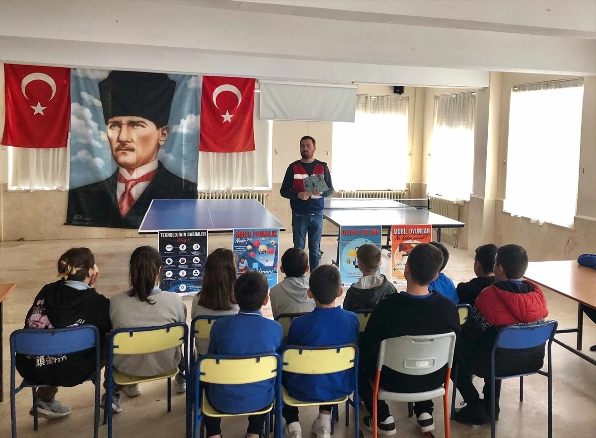 Edirne Jandarma Komutanlığı Öğrencilere Güvenli İnternet Kullanımı Eğitimi Verdi