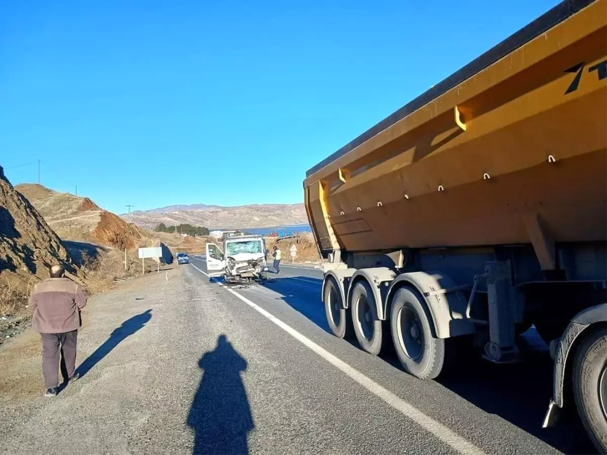 Elazığ\'da pikabın kamyona çarpması sonucu 3 kişi yaralandı