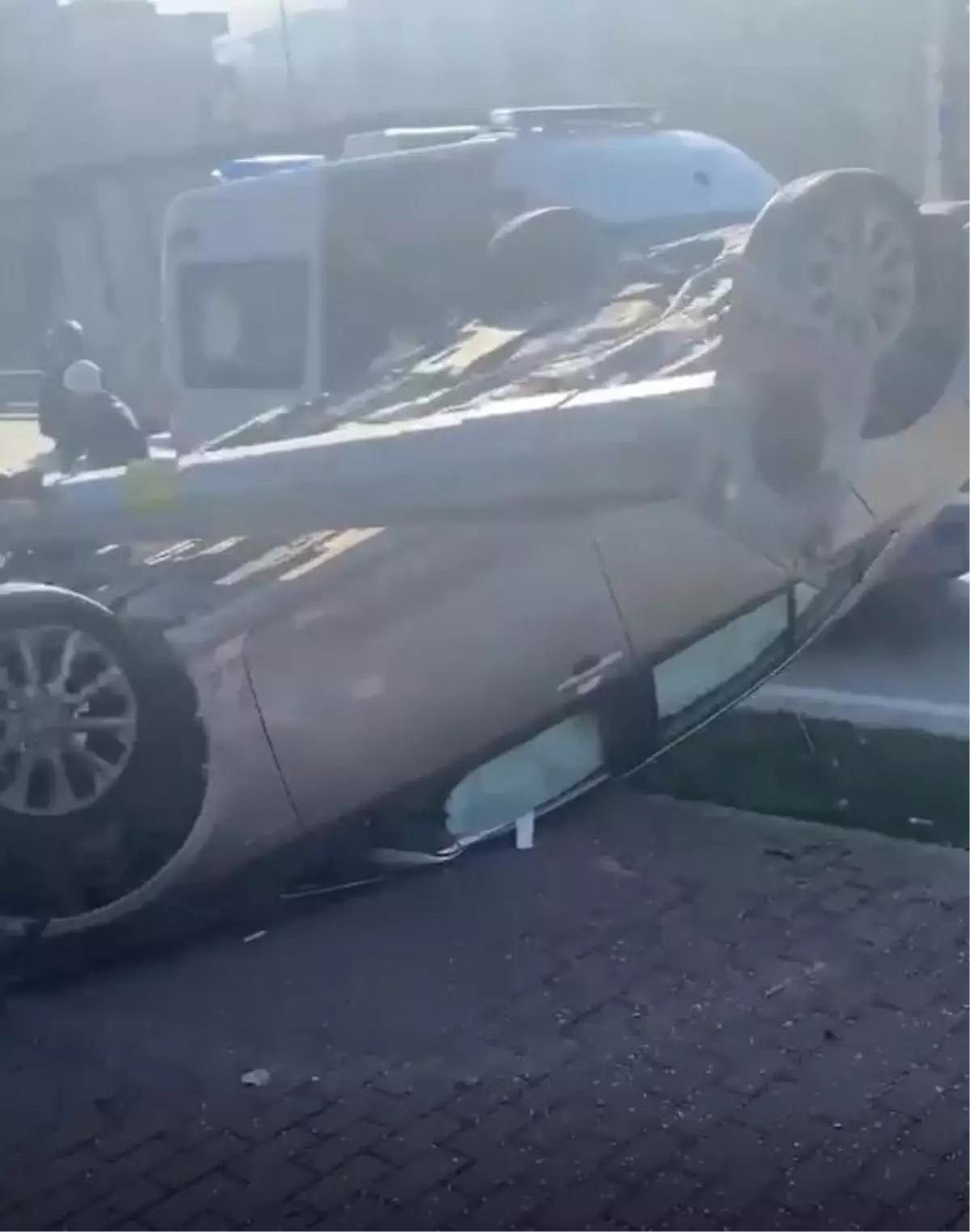 Bursa'da otomobil takla attı, 3 kişi yara almadan kurtuldu