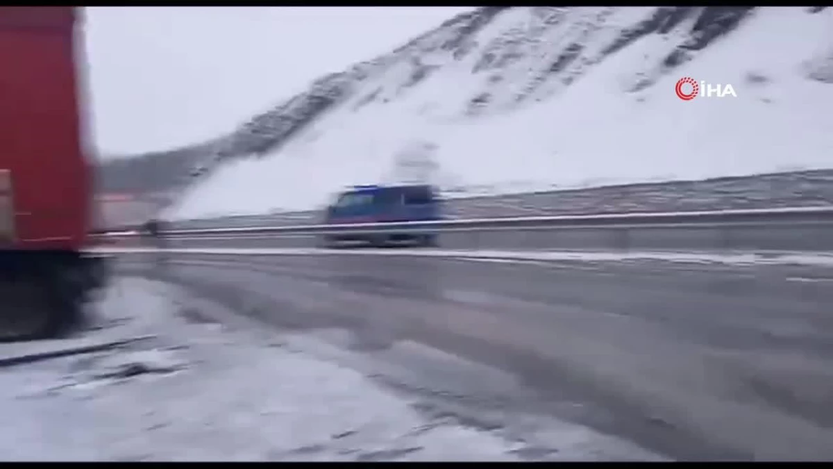 Erzurum\'da kar yağışıyla birlikte trafik kazaları