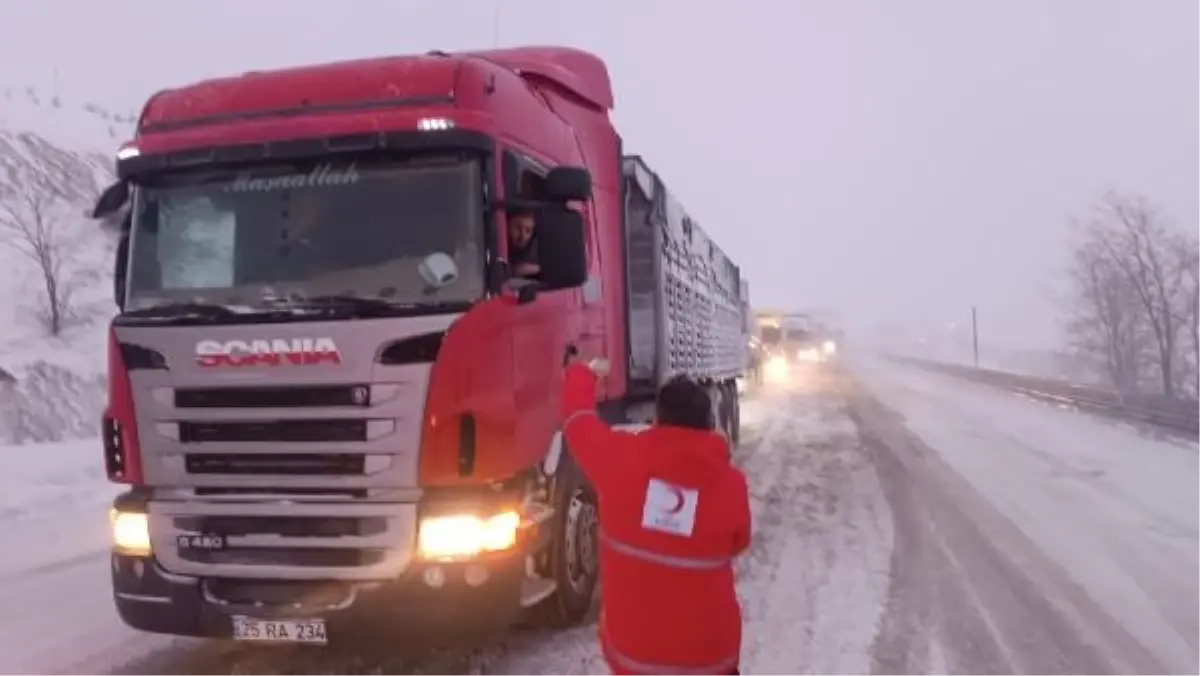 Erzurum'da Kar Yağışı: Sürücülere Yardım