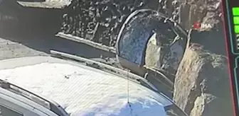 Facianın eşiğinden dönüldü: Yamaçtan kopan dev kaya park halindeki aracın üzerine böyle düştü