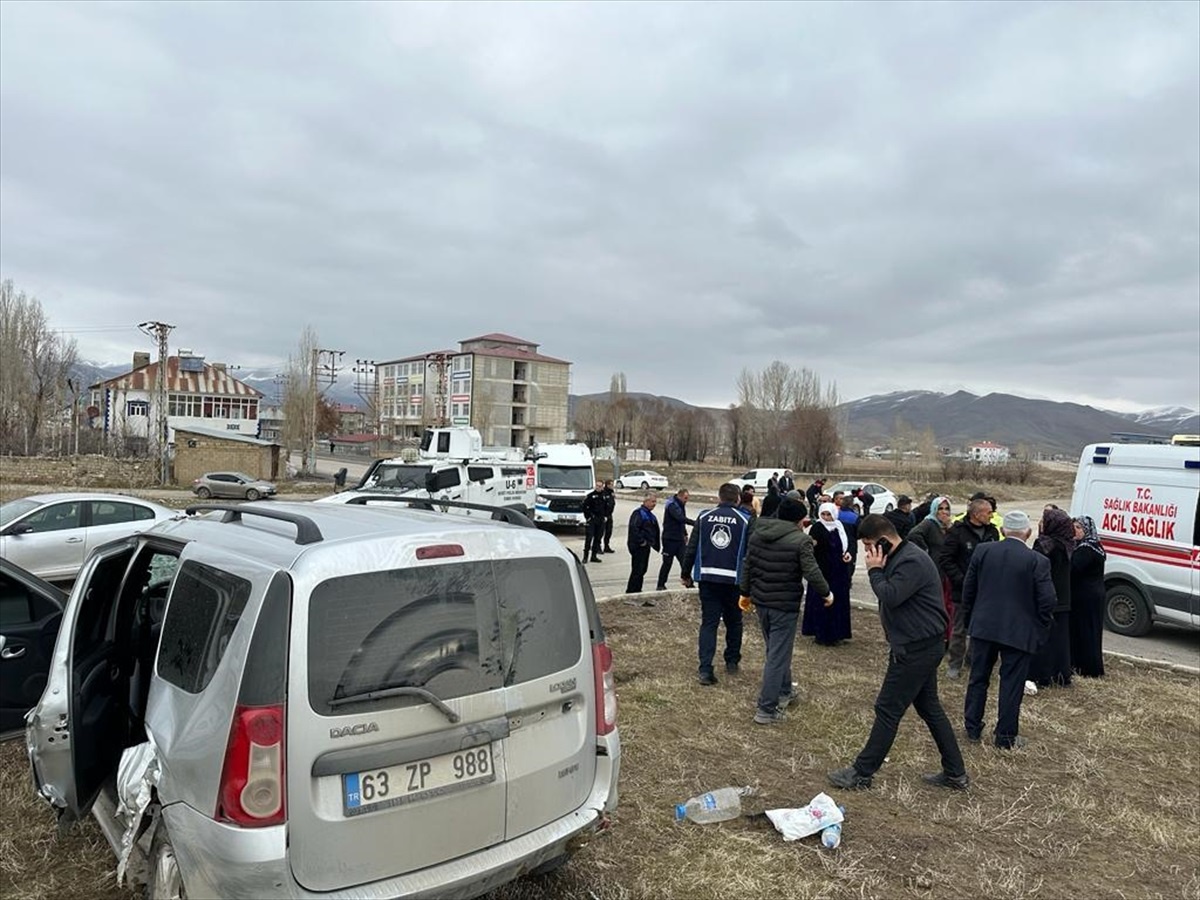 Hafif ticari araç ile otomobil çarpıştı: 2\'si ağır, 3 kişi yaralandı