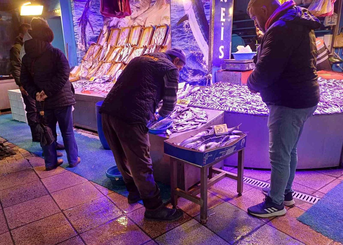 Eskişehir\'de Balık Tezgahlarında Yoğunluk