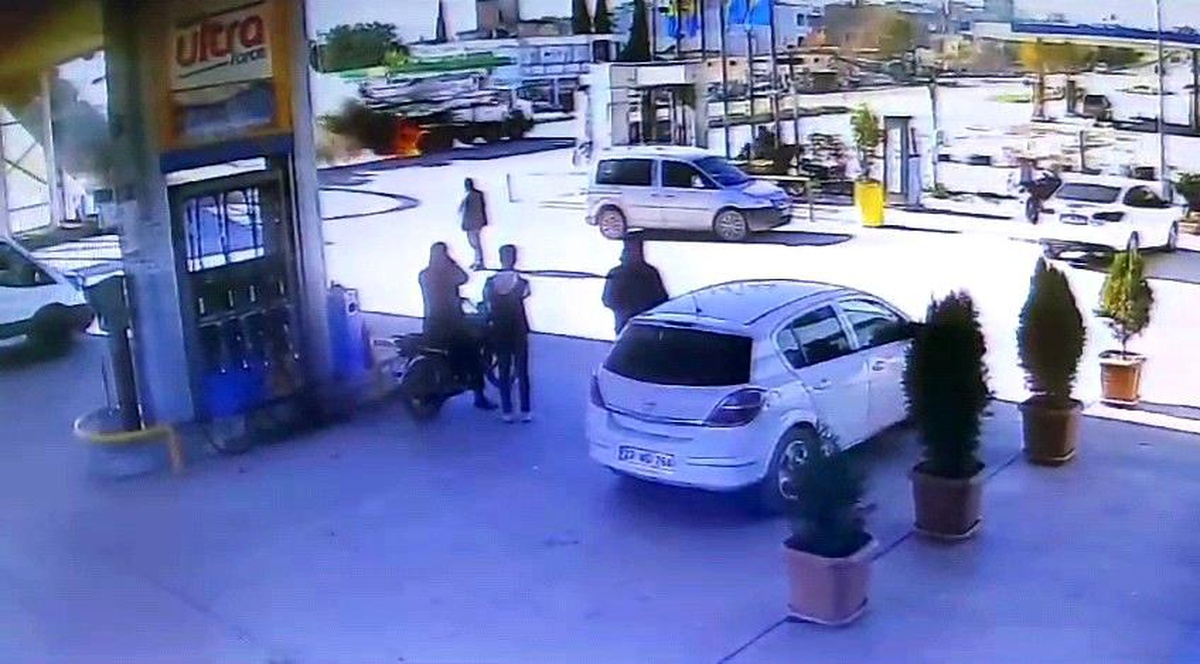 Şanlıurfa\'da alev alan beton pompalı aracı sürücüsü canını tehlikeye atarak yakıt istasyonundan uzaklaştırdı