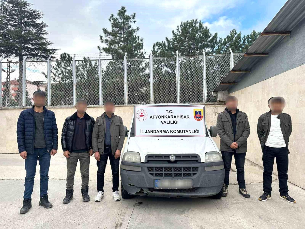 Afyonkarahisar\'da 5 düzensiz göçmen yakalandı, 1 kişi gözaltına alındı