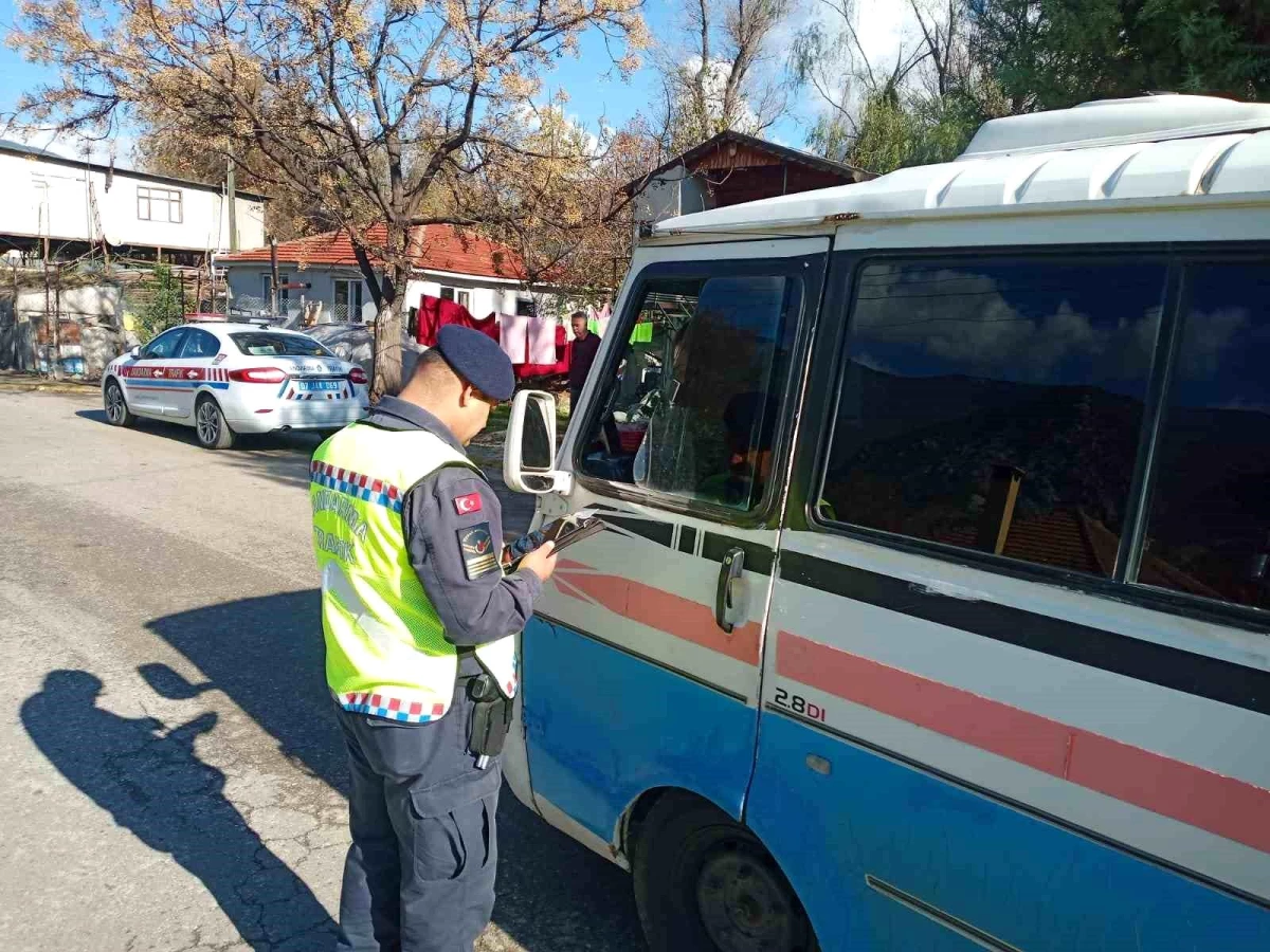 Antalya\'da trafik denetiminde 6 sürücü ve yolcuya ceza uygulandı