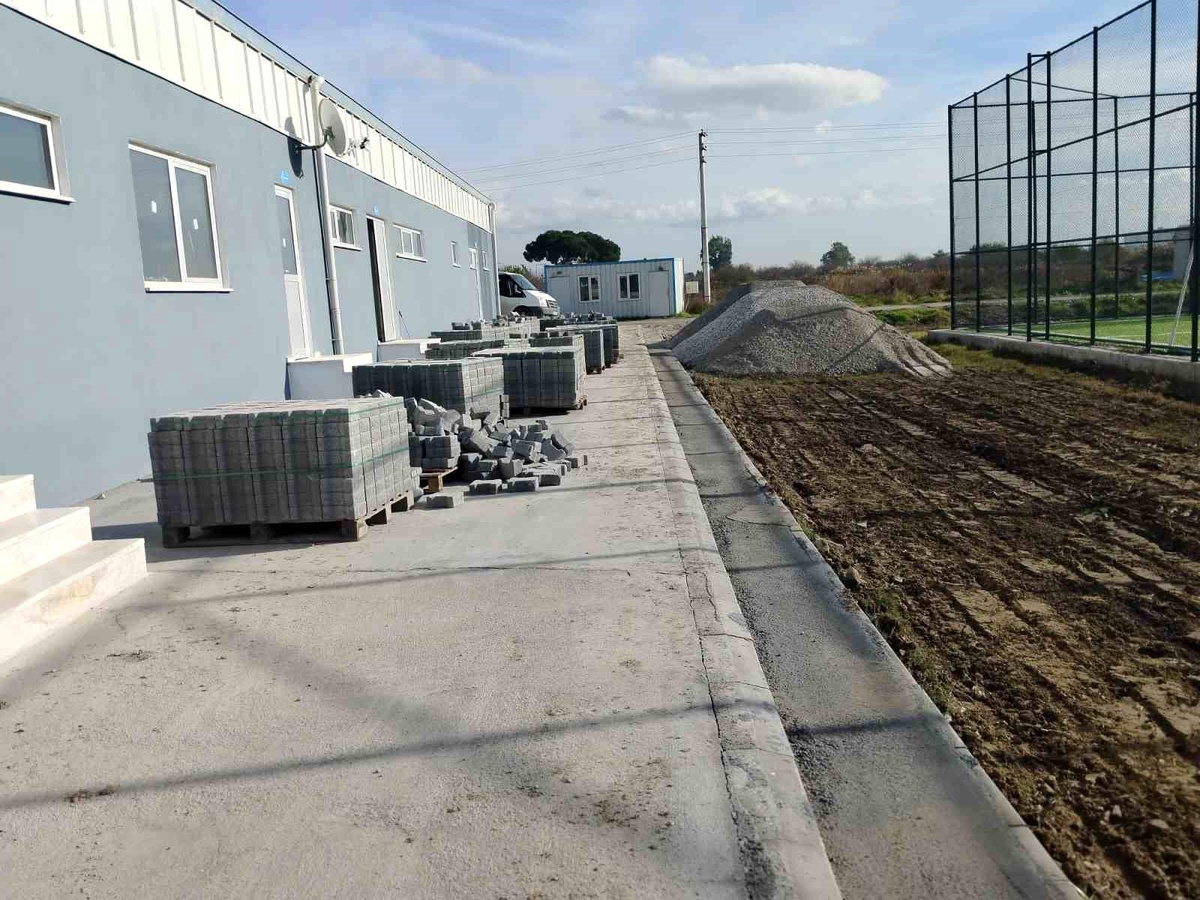 Aydın Kardeşköy Futbol Sahası için çevre düzenlemesi yapılıyor