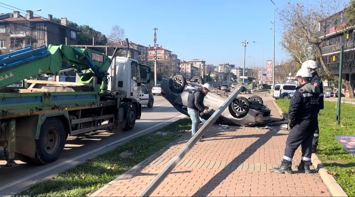 Bursa\'da Kontrolden Çıkan Otomobil Aydınlatma Direğine Çarptı