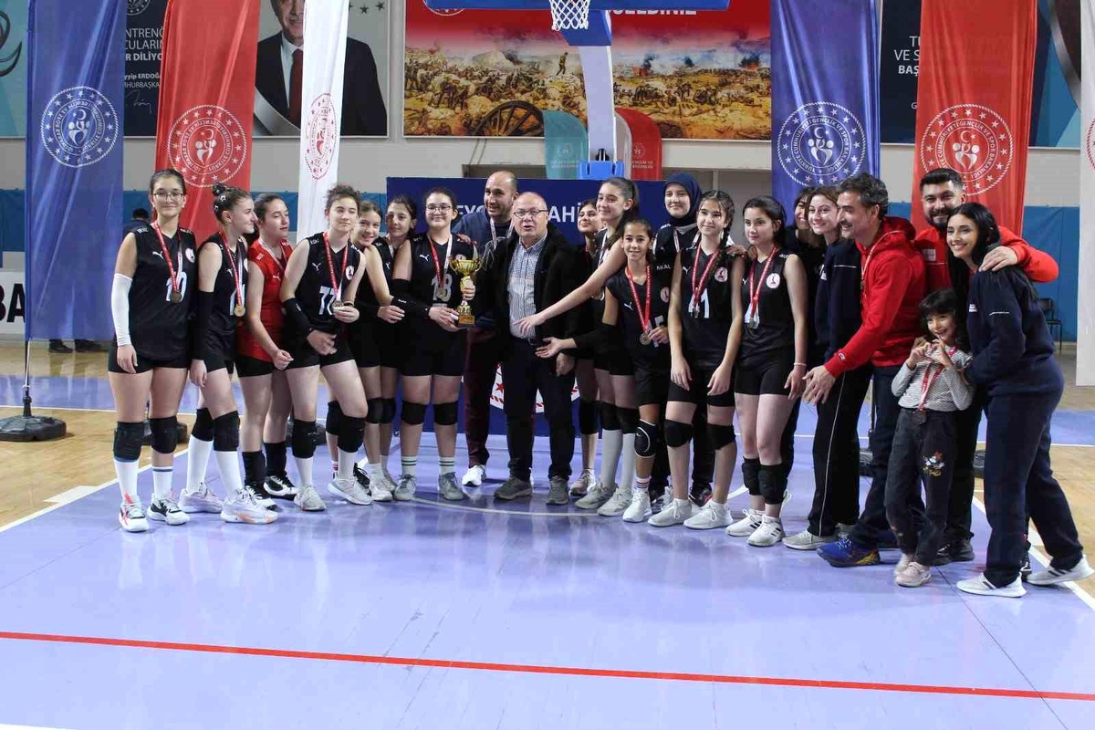 Afyonkarahisar\'da Küçük Kızlar Voleybol Müsabakaları Sonuçlandı