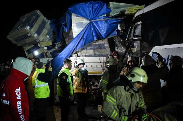 Kuzey Marmara'da yolcu otobüsüyle tır çarpıştı: 1 ölü, 31 yaralı