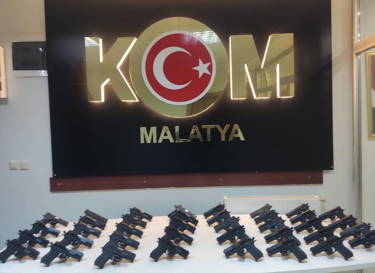 Malatya\'da ruhsatsız 38 tabanca ele geçirildi, 3 şüpheli yakalandı