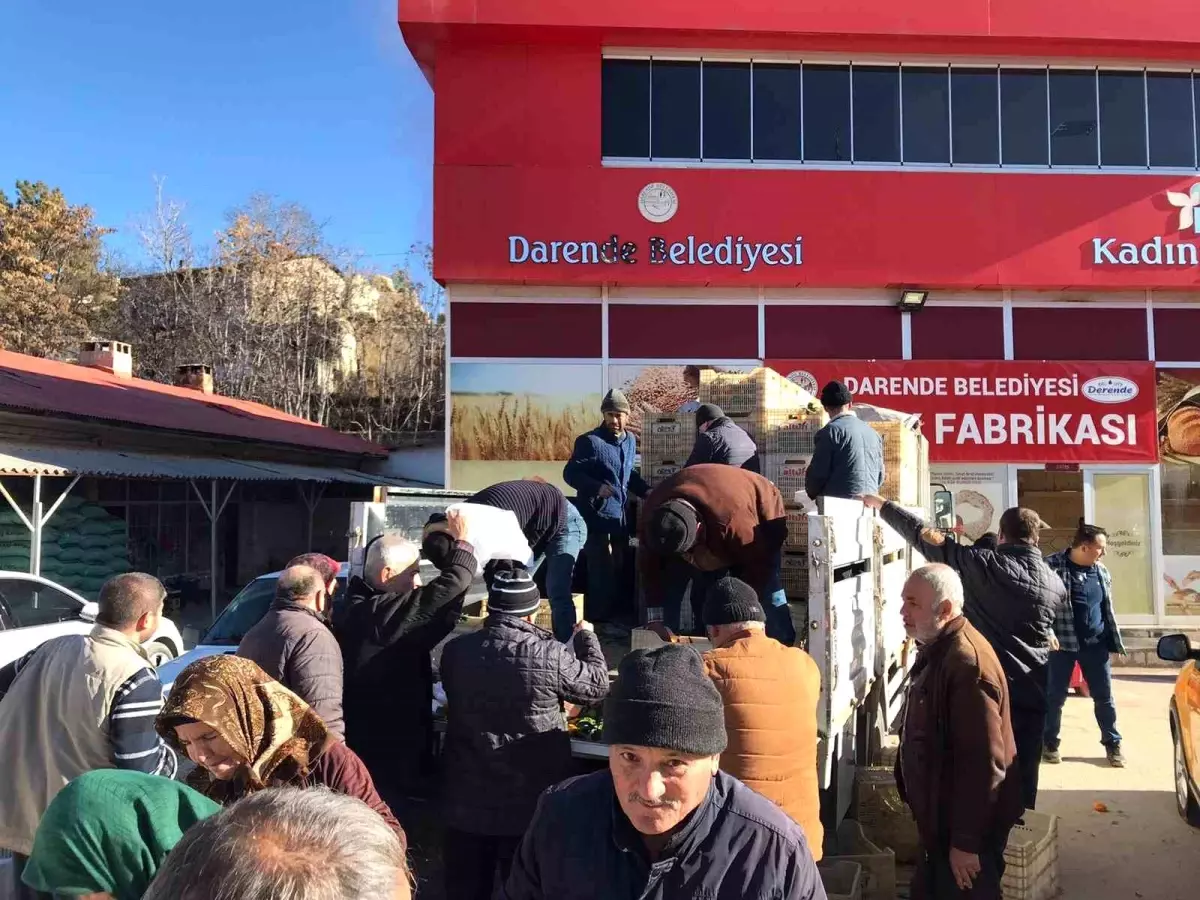 Malatyalı hayırsever depremzedelere mandalina dağıttı