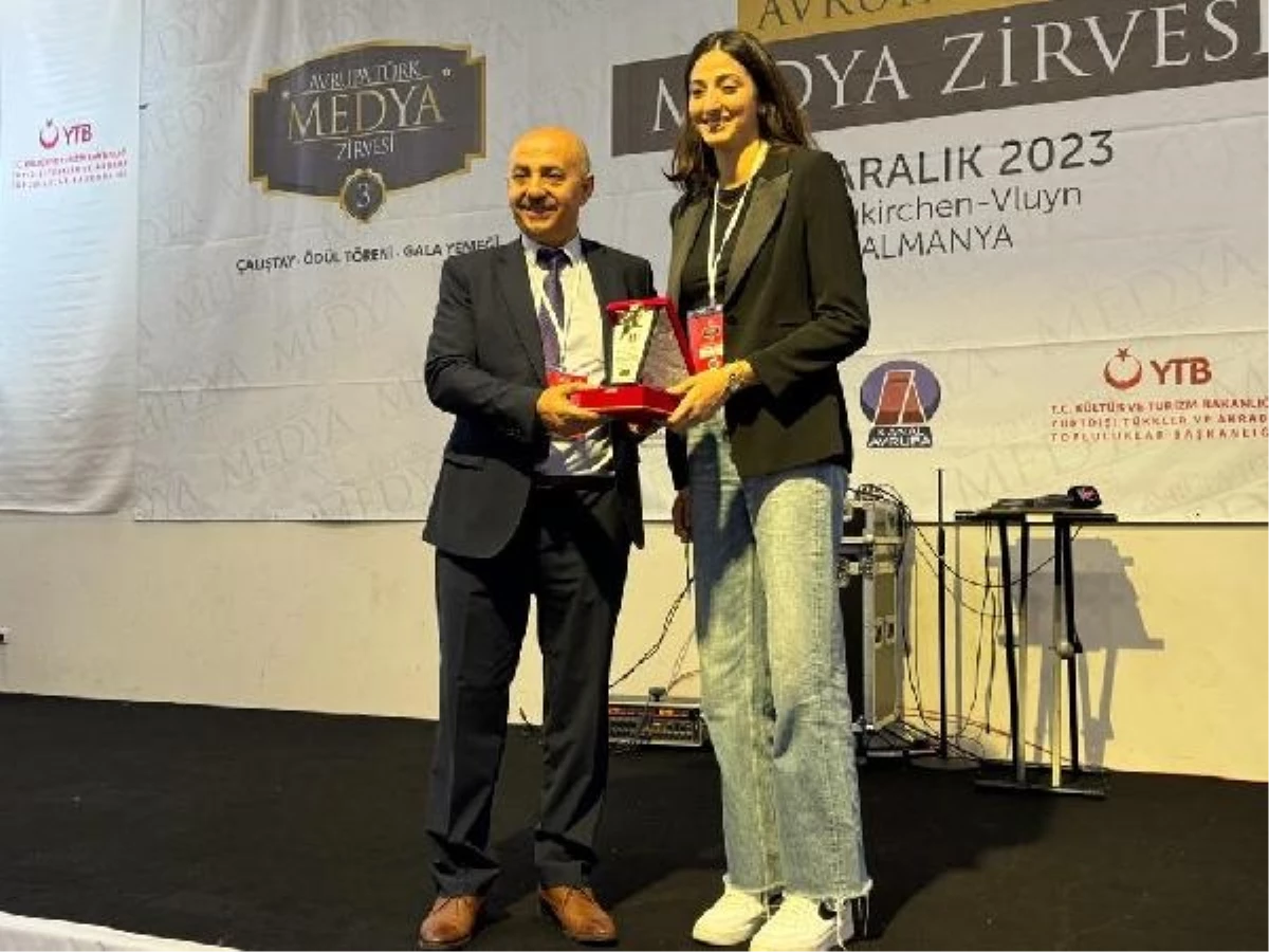 Salih Özcan Avrupa Türk Medya Zirvesi\'nde ödül aldı