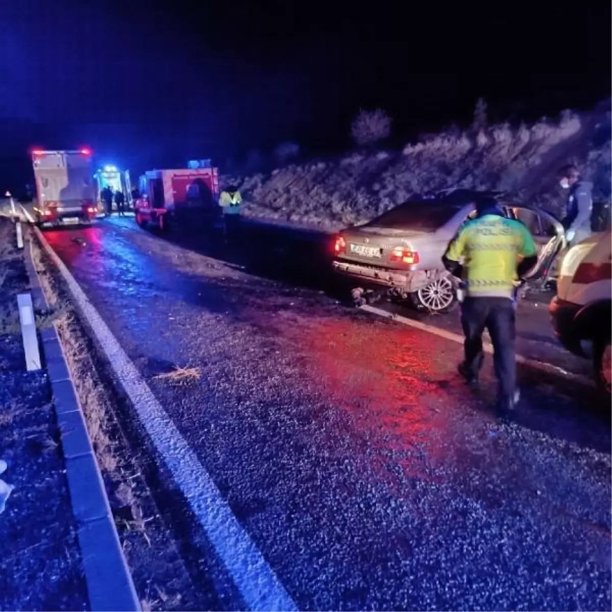 Nevşehir\'de kafa kafaya çarpışan otomobillerde 8 kişi yaralandı