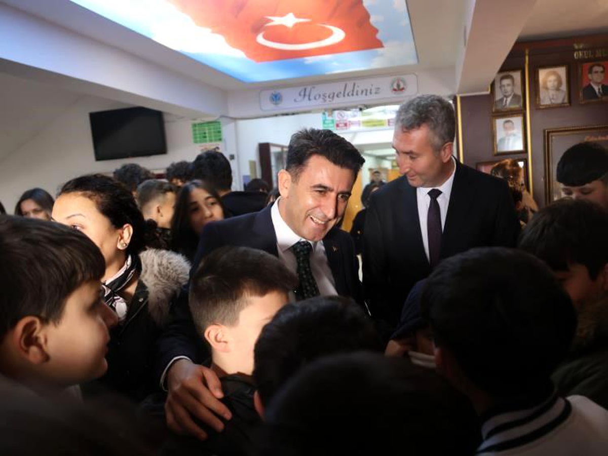 Bilecik Valisi Şefik Aygöl, Merkez Edebali Ortaokulu\'nu ziyaret etti