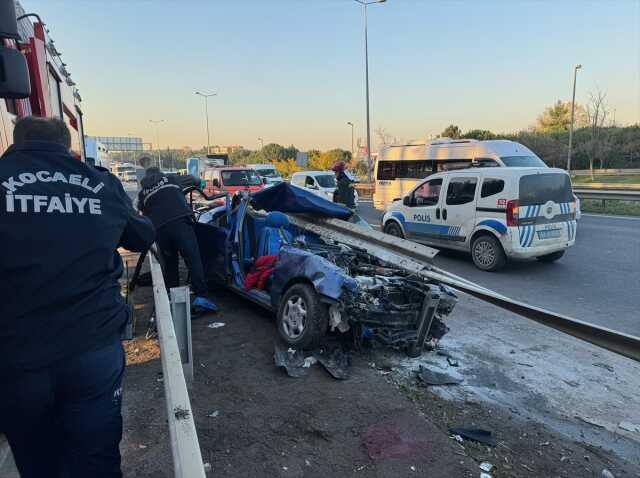 Otomobil bariyerlere ok gibi saplandı: Anne ile oğlu hayatını kaybetti