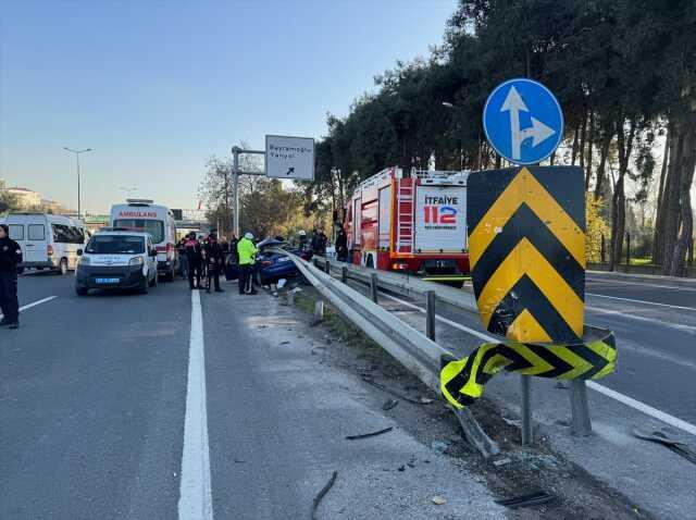 Otomobil bariyerlere ok gibi saplandı: Anne ile oğlu hayatını kaybetti