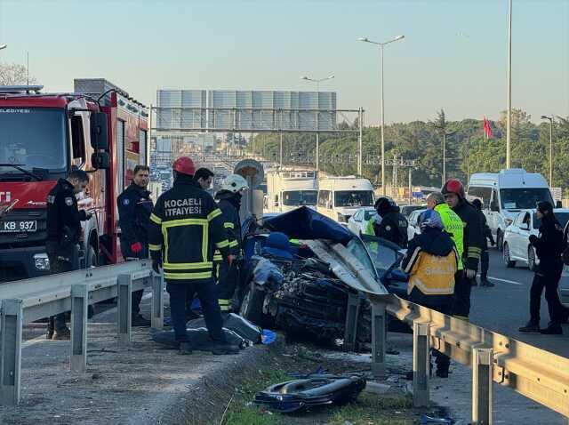 Otomobil bariyerlere ok gibi saplandı: Anne ile oğlu hayatını kaybetti