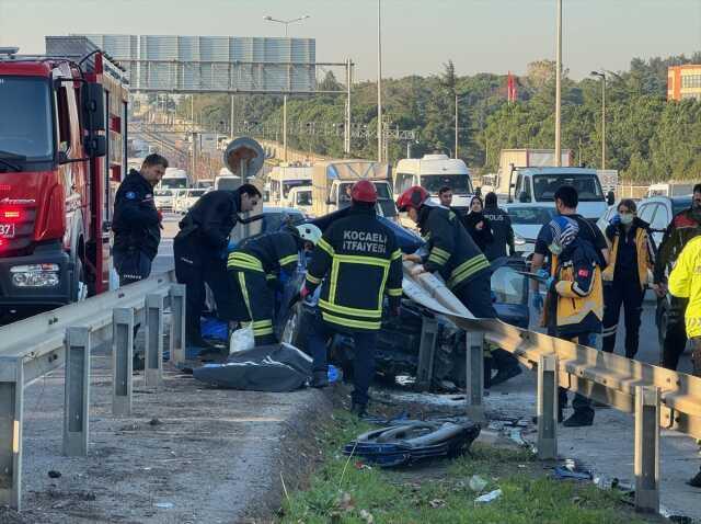 Otomobil bariyerlere ok gibi saplandı: Anne ile oğlu hayatını kaybetti