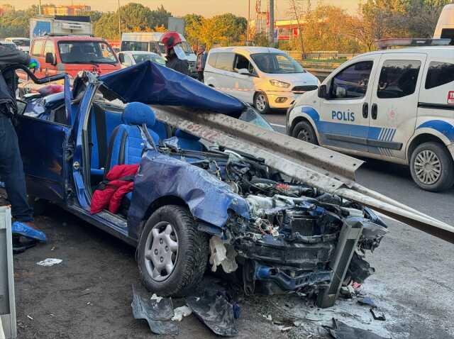 Otomobil bariyerlere ok gibi saplandı: Anne ile oğlu hayatını kaybetti