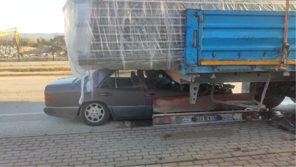 Bursa'da TIR'a arkadan çarpan otomobildeki sürücü yaralandı