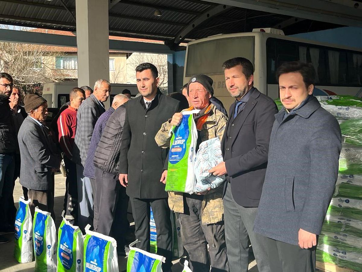 Pazarlar\'da 350 çiftçiye 3 bin 750 kilo bordo bulamacı dağıtıldı