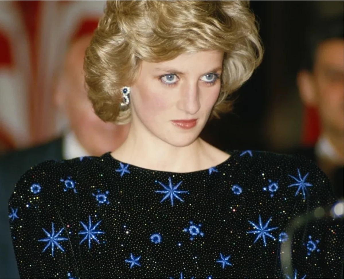 Prenses Diana\'nın elbisesi açık artırmada 900 bin sterline satıldı