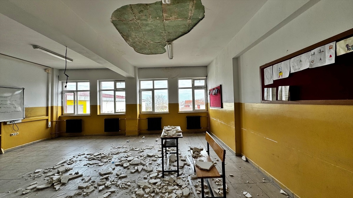 Samsun\'da ortaokul tavanında alçı dökülmesi: 7 öğrenci yaralandı