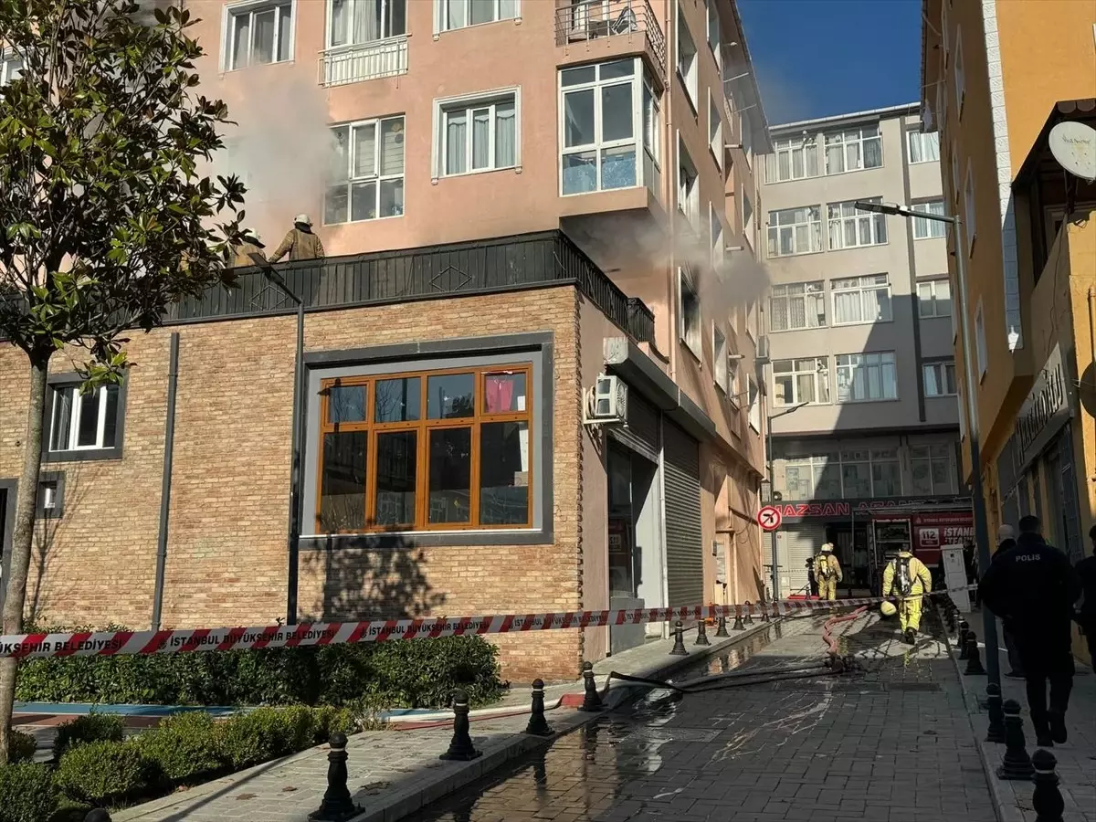 Ümraniye'de apartman yangını söndürüldü