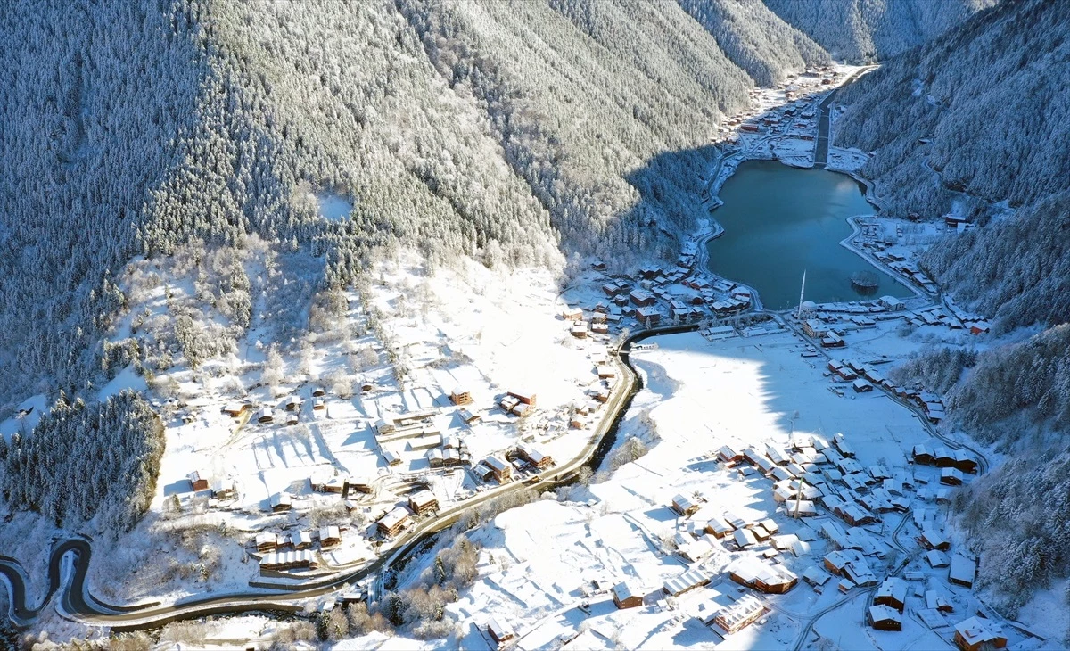 Trabzon\'daki Uzungöl Kar Yağışıyla Beyaz Örtüyle Kaplandı