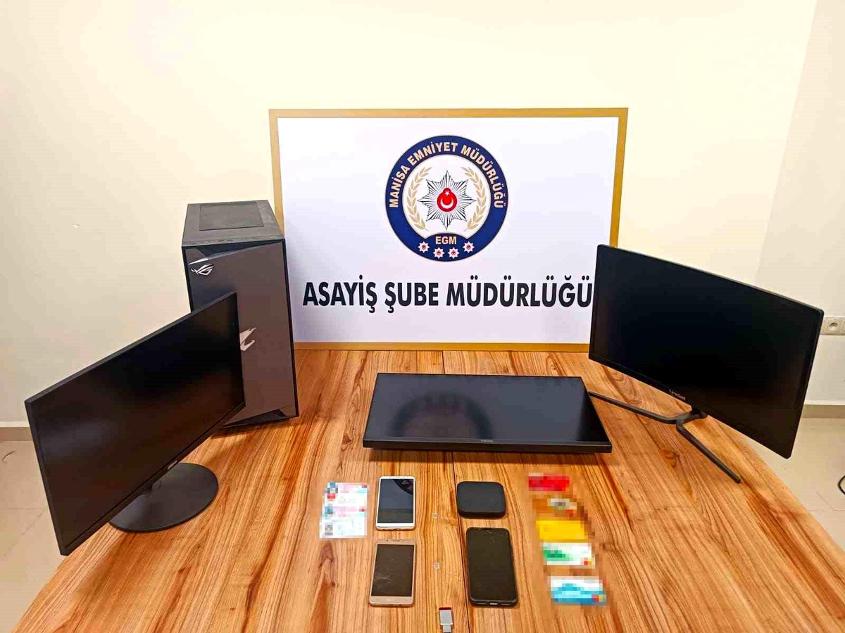 Manisa\'da sosyal medya dolandırıcıları yakalandı