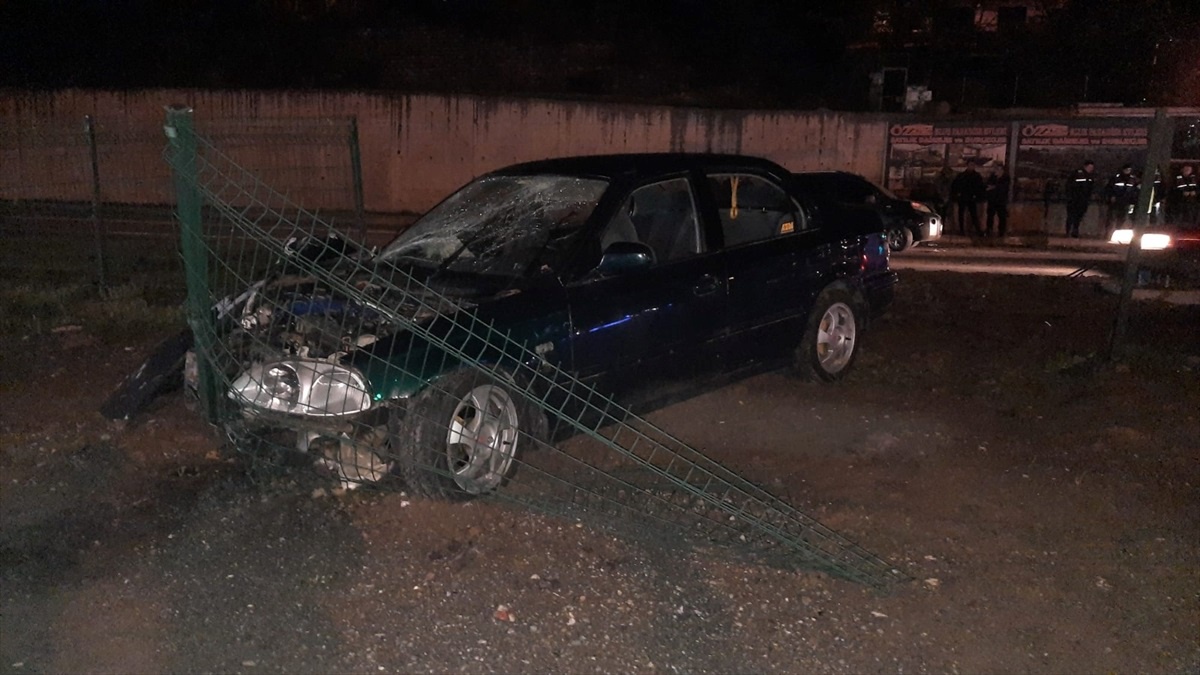 Yalova\'da otomobil ile hafif ticari araç çarpıştı: 4 yaralı