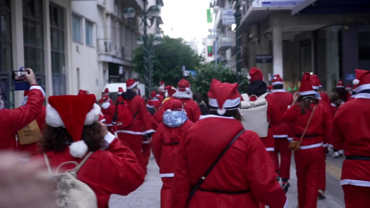 Pire\'de Noel Baba Koşusu düzenlendi