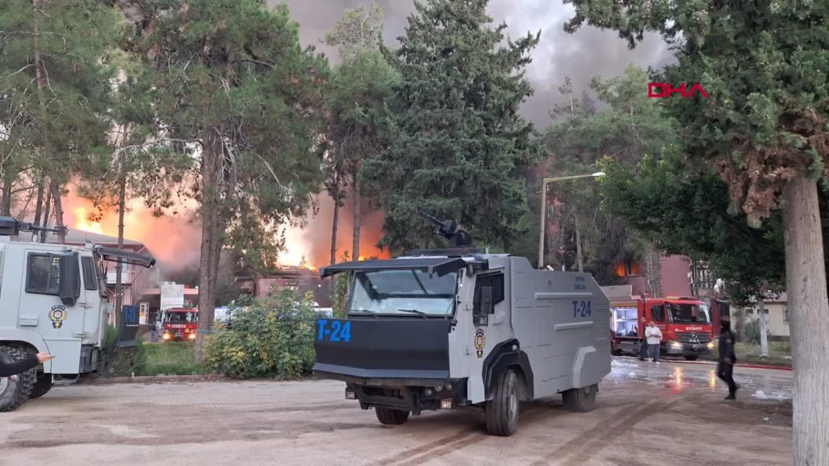 Adana\'da kullanılmayan hastane binasının deposunda yangın (2)