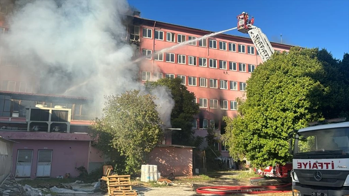 Adana\'da eski hastane binasında yangın çıktı