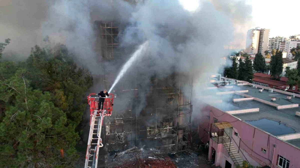 Adana\'daki eski devlet hastanesinde çıkan yangın kontrol altına alınamadı