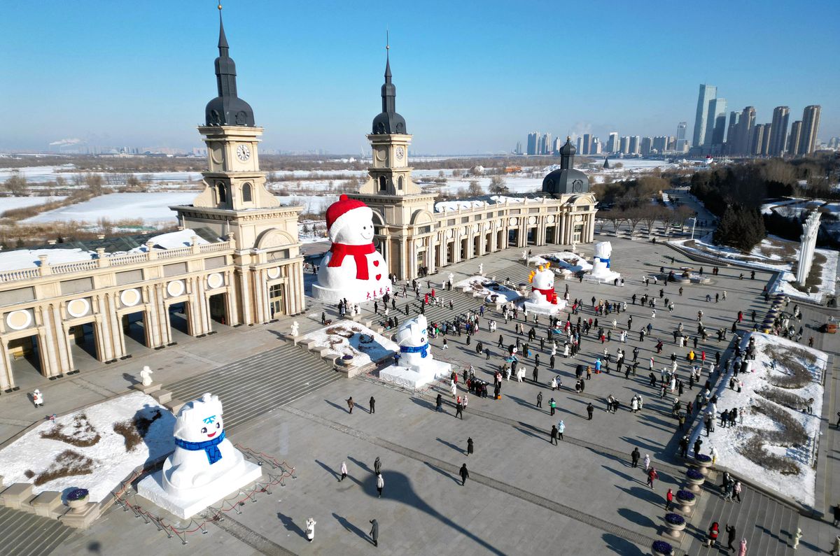 Harbin\'de Dev Kardan Adam İnşa Edildi
